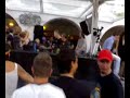 con il cappellino blu si intravede valentino dietro alla consolle, peccato che abbia ripreso da lontano.