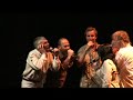 dogora : ouvrons les yeux !

lever de rideau sur un projet exceptionnel que le talentueux etienne perruchon a cr�� sur le grand plateau de la sc�ne nationale d'annecy (haute-savoie) : la reprise musicale de dogora, enivrante symphonie n�e de la complicit� avec le r�alisateur patrice leconte. trois cents musiciens et choristes au service d'une incomparable puissance �motionnelle, une musique temp�te, une musique frisson.

musique et piano etienne perruchon
direction musicale martial renard
ensemble polyphonique corou de berra
soliste sandrine hudry
orchestre brass band des savoie
grand ch?ur de dogora
ch?urs d'enfants

cr�� le 25 mai 2007 � bonlieu sc�ne nationale annecy et bient�t en tourn�e.

pour plus d'infos : http://www.etienne-perruchon.com/dogora/index.php

et http://www.dogoramania.com/