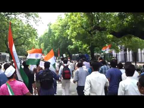 India against corruption members break barricades