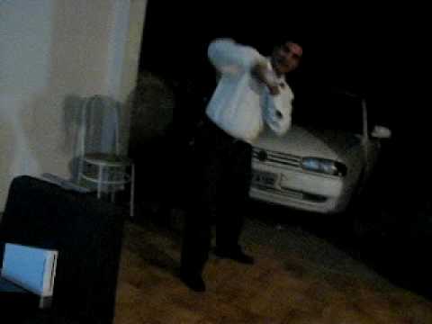 Seu Salvador e Rika jogando Wii