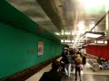 Am Wettersteinplatz in München (Giesing) fährt die U-Bahn (U1) ein.