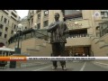 al qarra - la famille de nelson mandela se d�chire pour des questions d'argent. deux des filles du premier pr�sident noir d'afrique du sud, zenani et makaziw...