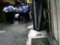 警察官に囲まれる