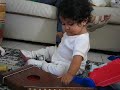 Andrea tocando el salterio