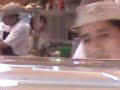 Observando al personal de la Polleria Norkis