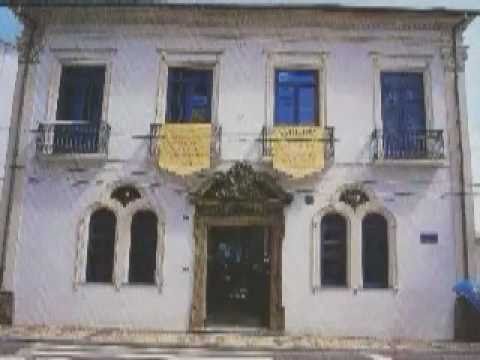 150 - Ao longo de sua história, a CAIXA cresceu e se desenvolveu, diversificando sua missão e ampliando sua área de atuação. Hoje, ela atende correntistas, trabalh...