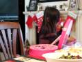 videos de Malina puts makeup on mommy