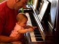 videos de Young Maeve teaches Dad piano