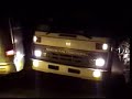 cruce de camiones y buses en el camino de la muerte