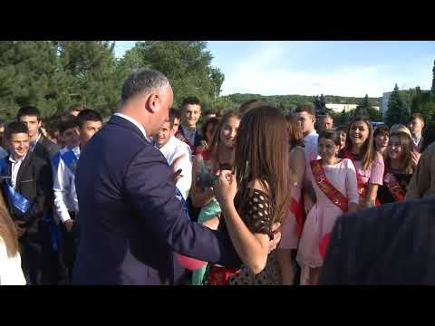 Президент Игорь Додон принял участие в Выпускном балу в Тараклийском районе и в Гагаузии