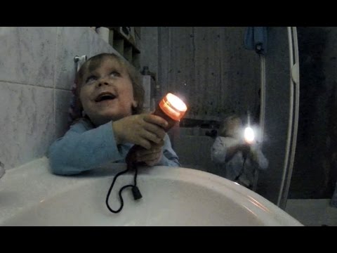 Zwillinge beim Zähneputzen mit Taschenlampe - lustige Kindervideos