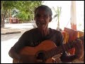 Mostrando sua versatilidade, Mike canta em 