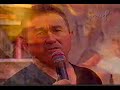 Amado batista  cantando  a musica casa sobre viaduto