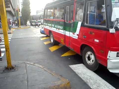 Un cruce peatonal de la avenida Tacna no es apto para discapacitados