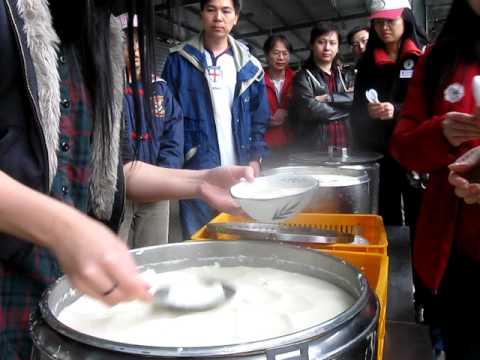 各人排隊為的是要嚐那兒滑..