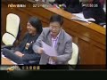 http://hk.youtube.com/watch?v=mHflu4pWMO8    Part 2 **風派是文革後喻指沒有自己立場、不堅持獨立思考、誰的勢力大就為誰賣命，甚至搖擺不定、忽「左」忽右、賣身背叛的政治投機者。 **腦袋尖、骨頭軟、鼻子靈、臉皮厚，被概括為文革風派的行為特徵。腦袋尖是風派利慾熏心的官癮物慾，驅使著他們不甘寂寞，鑽營奔走；鼻子靈是風派的才能，惟其如此才能知微見著，搶先下注，博得綵頭（一旦失手，就成「聰明反被聰明誤」）；骨頭軟雖是人所共有的畏懼，有保身保家的無奈，也有底線失守的節操闕失；臉皮厚是風派的膽，讓他們行事時雷厲風行、彈不虛發。毛澤東亦曾諷刺風派說，他們是「以『風』為準。今天刮北風，他是北風派，明天刮西風，他是西風派，後來又刮北風，他又是北風派」。史書記載，後樑、後唐、後晉、後漢、後週五朝元老馮道的得勢秘訣是：「觀望形勢，計算利害，謀而後動，絲毫不差」。 (維基百科- thx 網友Egghead1969提供^^)***毓民於選舉時，曾承諾為各位監察政府，踢爆庸官和保皇黨。今天下午，毓民就踢爆民建聯於雷曼事件上多次轉軚，特別是面對苦主時，多位成員聲嘶力竭，與苦主同仇敵愾，結果返會議廳時，原形畢露。*** (info fm yukman facebook)