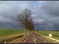 Prachtige opname uit rijdende truck van een weg met bomen.