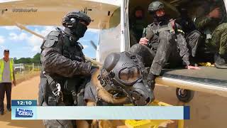 Treinamento de intervenção tática: cão policial salta de paraquedas em Boituva