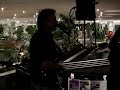Tony Lewis spielt 