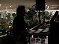 Tony Lewis spielt 