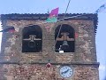 Volteo de campanas en la torre de la iglesia de Valdemoro Sierra (Cuenca). Fiestas patronales, verano 2006.
