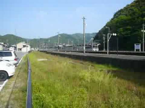 JR香住駅に入線する特急はまかぜ