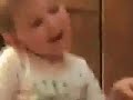 هذا الطفل يستخدم أصابعه لرسم الأشياء بشكل دقيق ورائع