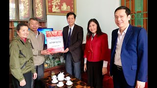Phó Bí thư Thường trực Thành ủy Phạm Tuấn Đạt tặng quà Tết người có công tiêu biểu