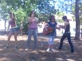 aprendemos a crescer
contentes em amar
sem temer o futuro
resolvemos arriscar
j� tudo estava marcado
nada se mudaria
cada um d� o seu melhor
na mat�ria que mais domina
sorrisos ou falsidades
isso n�o passou de cobardia
por esta grande amizade
que temos hoje em dia
o perfeito do imperfeito
foi eleito e � uma virtude
de amarmos cada um do seu jeito
n�s sim temos atitude

refr�o:
amarro o beijo que se quer soltar
espero que me sintas para me entregar
a cadeira, as costas, o cabelo e a cigarrilha
a dan�a do teu ombro...
e nesse instante em que o sil�ncio
� o bater do cora��o
fecha-se a porta
p�ra o rel�gio
as vizinhas recolhem

tu olhas-me...tu olhas-me...

olha para este mundo
que me deixa cair uma l�grima
n�o � por estar t�o redondo
� por ter esta m�goa
volto a falar no futuro
o futuro da tua vida
n�o v�s acabar l� no fundo
vais fazer a tua partida
inveja, bocas, e coisas mais...
deixem-se disso e venham viver
vamos recuperar o tempo perdido
dar um abra�o e dizer: estou contigo!

oh oh ohhhhhhhhhhh....

a uni�o faz a for�a, todos pela diferen�a, a melhor turma, t�o especial!

refr�o:
amarro o beijo que se quer soltar
espero que me sintas para me entregar
a cadeira, as costas, o cabelo e a cigarrilha
a dan�a do teu ombro...
e nesse instante em que o sil�ncio
� o bater do cora��o
fecha-se a porta
p�ra o rel�gio
as vizinhas recolhem...

http://izateixeira.blogspot.com/

(no video n�o aparece o nosso 