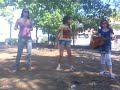 aprendemos a crescer
contentes em amar
sem temer o futuro
resolvemos arriscar
j� tudo estava marcado
nada se mudaria
cada um d� o seu melhor
na mat�ria que mais domina
sorrisos ou falsidades
isso n�o passou de cobardia
por esta grande amizade
que temos hoje em dia
o perfeito do imperfeito
foi eleito e � uma virtude
de amarmos cada um do seu jeito
n�s sim temos atitude

refr�o:
amarro o beijo que se quer soltar
espero que me sintas para me entregar
a cadeira, as costas, o cabelo e a cigarrilha
a dan�a do teu ombro...
e nesse instante em que o sil�ncio
� o bater do cora��o
fecha-se a porta
p�ra o rel�gio
as vizinhas recolhem

tu olhas-me...tu olhas-me...

olha para este mundo
que me deixa cair uma l�grima
n�o � por estar t�o redondo
� por ter esta m�goa
volto a falar no futuro
o futuro da tua vida
n�o v�s acabar l� no fundo
vais fazer a tua partida
inveja, bocas, e coisas mais...
deixem-se disso e venham viver
vamos recuperar o tempo perdido
dar um abra�o e dizer: estou contigo!

oh oh ohhhhhhhhhhh....

a uni�o faz a for�a, todos pela diferen�a, a melhor turma, t�o especial!

refr�o:
amarro o beijo que se quer soltar
espero que me sintas para me entregar
a cadeira, as costas, o cabelo e a cigarrilha
a dan�a do teu ombro...
e nesse instante em que o sil�ncio
� o bater do cora��o
fecha-se a porta
p�ra o rel�gio
as vizinhas recolhem...

http://izateixeira.blogspot.com/

(no video n�o aparece o nosso 