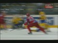 Россия - Швеция 2009 накаут шведа шайбой без клюшки и ...