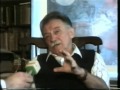 Entrevista realizada a Mario Benedetti en los años noventa por Roberto Pereira y Carlos Hakas para productora Video Reporte. Este material es un aporte al conocimiento de la personalidad de Benedetti. Su origen y trayectoria literaria, sus juicios críticos, los compromisos políticos y sociales, el origen de sus personajes, el exilio y desexilio. Benedetti, el escritor uruguayo más conocido internacionalmente, autor de más de ochenta libros de poemas, novelas, relatos y ensayos, así como guiones de cine y canciones, recibió varios premios internacionales entre ellos el Reina Sofía, el Méndez Pelayo y el Alba. Un gran documento que hoy con la perspectiva de los años transcurridos le confiere el carácter de verdadero testimonio sobre esta destacada personalidad de nuestras letras. Benedetti nació en Paso de los Toros el 14 de septiembre de 1920 y falleció en Montevideo el 17 de mayo de 2009. Mario Benedetti escritor entrevista testimonio uruguayo