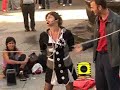 O peculiar universo desta muller-nena que anda solta polas rúas, fai de cada praza un novo xogo cada día. Xunto con todo o que a rodea, sucédense momentos de risas inesquecibles a través da súa interacción co público e cos transeúntes que paran a ver as tolerías que lles ofrece esta gran pallasa.     PAJARITO é a número un, e a número dous tamén....é patrimonio da humanidade, a oitava marabilla do mundo!!! Con dous voluntarios, moitos xogos e un fermoso número de escapismo percorreremos en aproximadamente 50 min o proceso de liberación das súas ataduras, onde a pequena 