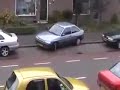 Moteris parkuoja automobilį (video) Moteris parkuoja automobilį (video)
