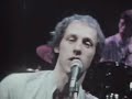 http://quatrocantosdaweb.blogspot.com

dire strais...por volta de 1970 e poucos 
uma das melhores bandas de todos os tempos..

? discografia:
1978 - dire straits
1979 - communiqu�
1980 - making movies
1982 - love over gold
1983 - twisting by the pool 
1984 - alchemy
1985 - brothers in arms
1988 - money for nothing
1991 - on every street
1993 - on the night 
1995 - live at the bbc
1998 - sultans of swing - the very best of dire straits
2005 - private investigations -- dire straits and mark knopfler