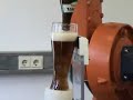 Kuka Roboter schenkt ein Weizen (Weissbier) ein Kuka Roboter schenkt ein Weizen (Weissbier) ein