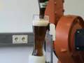 Kuka Roboter schenkt ein Weizen (Weissbier) ein