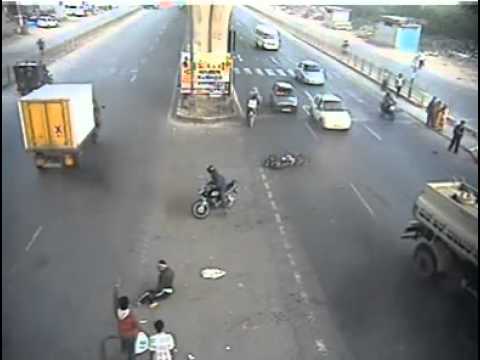 Careful guys look at live accident in Bangalore in Hosur road.