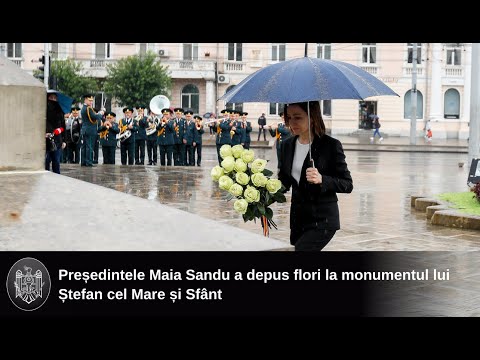 Președintele Maia Sandu a depus flori la monumentul lui Ștefan cel Mare și Sfânt