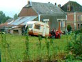 Bokkie sleept de caravan van de buren met z'n nieuwe trekker