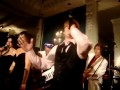 18 OUT - V�DEO: Justin Bieber canta em festa de casamento!