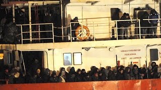 Denizin ortasındaki göçmenlere İtalya'dan müdahale