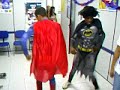 Superman e Batman dan�ando