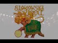 sintesis de una presentacion de slonovski bal en un teatro en francia.
