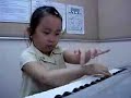 voil� une petite chinoise de 5 ans qui � un incroyable talent au piano ...