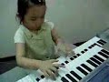 voil� une petite chinoise de 5 ans qui � un incroyable talent au piano ...