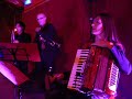 rock circus house band � l'orchestra residenziale del rock circus, un grande triplo tendone dove si pu� stare in compagnia, si beve e si mangia accompagnati dalla live music di quest band composta da ben tre chitarre, il sax magico di davide ferrario, la tromba di tagliazucchi, una sensuale fisarmonica, un batterista instancabile , un cantante svitato e ricomponibile...
15 novembre, bologna.
video di marco vaccari con la piccola maccchina fotografica digitale pansonic dmc-fz7

 l'orchestra � cos� composta:
 
vincenzo pastano - chtarre
tony farina - voce e armonica
antonello d'urso - chitarre
claudio natale - basso
marco gualandra - batteria
silvia telloli - piano e fisarmonica
ivano zanotti - batteria e percussioni
silvia falivene - voce
antonella prontera - violino
andrea ferrario - sax
mirco tagliazucchi - tromba
pulp dogs in versione orkestra da circo. non li ritroverete cabarettisti o giocolieri ma saranno la band residente del circus: un viaggio con 11 musicisti tra i suoni di new orleans, il rock 'n' roll anni '50, boleros, kletzmer, country e colonne sonore.
la rock circus house band � l'orchestra ufficiale del rock circus: � come la colonna sonora per una pellicola visionaria e un p� felliniana che scivola tra i fumi di bourbon street, il rock'n'roll di elvis, la cuba dei buena vista, il kletzmer di ovadia, il country di nashville e le epiche musiche dei film di fellini, leone e tarantino.
i brani proposti, usciti da un repertorio pressoch� infinito, sono eseguiti da undici musicisti  il nucleo base della band � formato dai cinque camaleontici musicisti dei pulp dogs che si fonderanno con altri sei eccellenti musicisti per offrire diversi tipi di repertorio, da quello acustico per l'aperitivo a quello caldo e coinvolgente per il dopocena, per terminare con il set pi� scatenato e ballabile durante il clou delle serate.