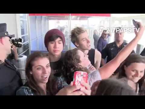 brand new - 5sos #5sos Luke Hemmings, Michael Clifford, Calum Hood and Ashton Irwin all stopped for their hundred fans waiting for them at JFK Airport before leaving for LAX .
