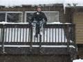 videos de Ryker jumps into a lot of snow