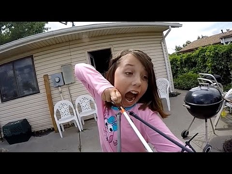 超帶種！11 歲小妹妹為我們示範弓箭的正確用法！(誤)